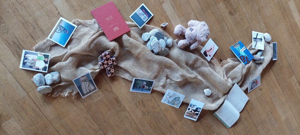 Deko mit Gegenständen und Bildern zu Lebensereignissen.