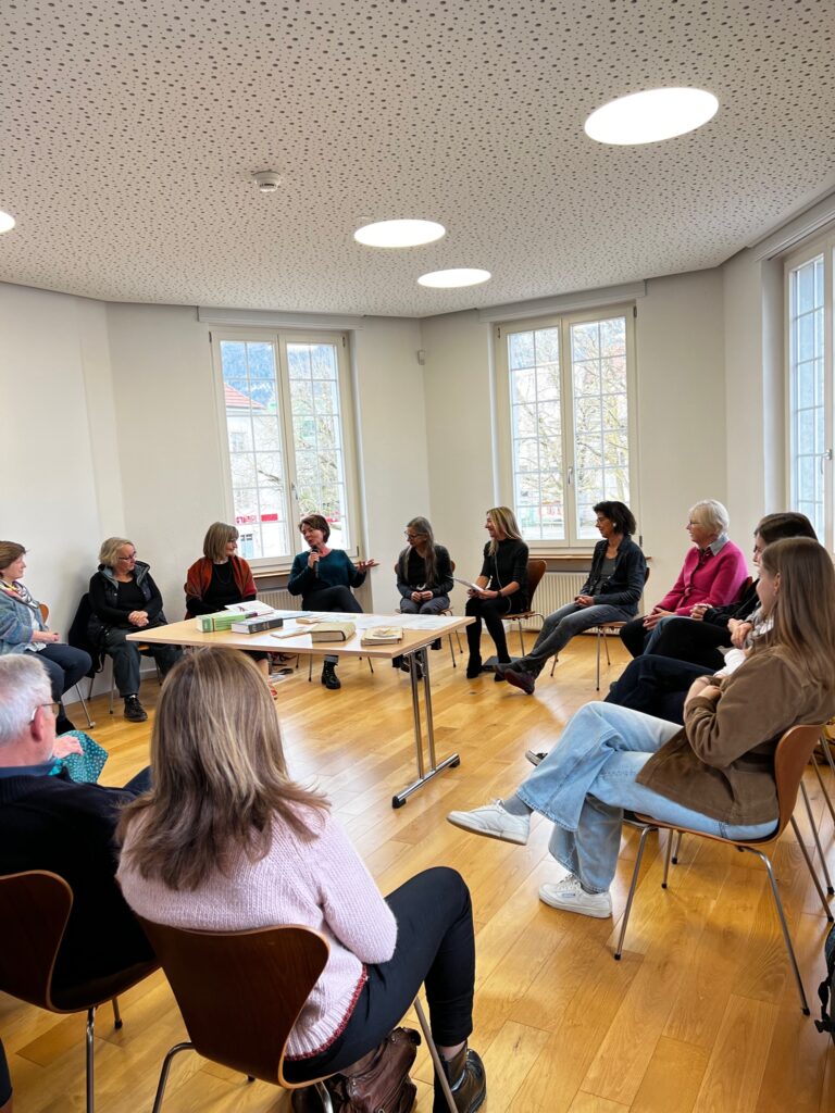 12 der 54 Teilnehmenden vom Erzählcafé